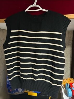 Women’s L Black & White Striped Knit sleeveless Sweater
